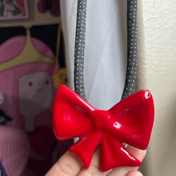 Flying Colors Jewelry - Y2K Vintage flying colors signed ceramic red bow black cord necklace